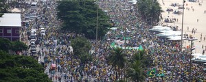 15 mil manifestantes tomam a orla de Copacabana, diz PM (Rodrigo Gorosito/G1)