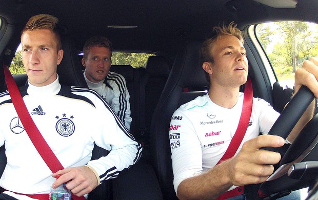 Nico Rosberg dando carona para os jogadores Marco Reus e Andre Schuerrle da Alemanha (Foto: Reuters)