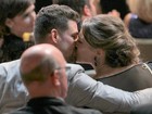Grazi Massafera e Cauã Reymond se beijam em premiação