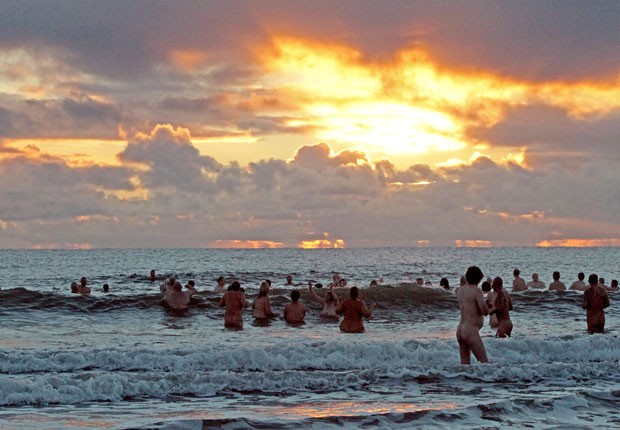 Mais de 200 banhistas nus enfrentaram o frio com o objetivo de quebrar o recordce mundia. (Foto: Lindsey Parnaby/AFP)