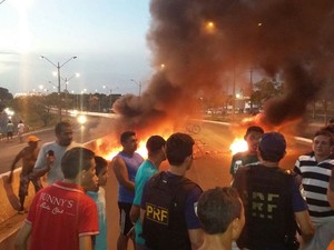 Mais de 100 pessoas participaram da manifestação na BR-316 (Foto: Joelson Giordani)
