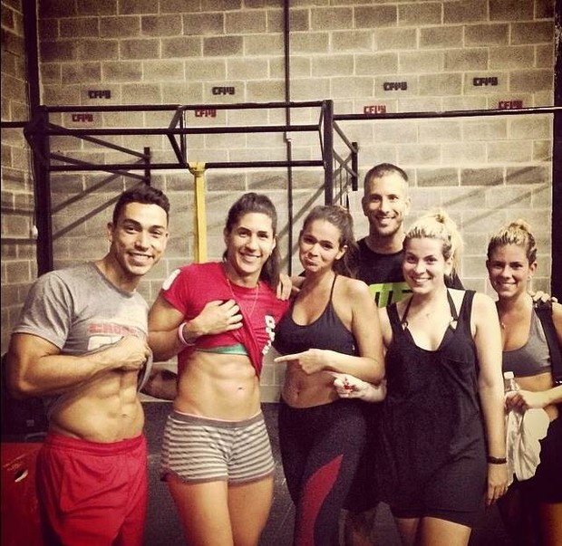 Bruna Marquezine com amigos em academia (Foto: Instagram/ Reproduo)