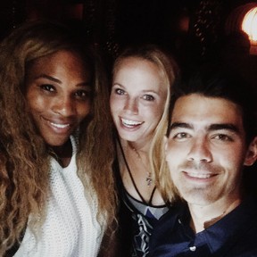 Serena Williams, Caroline Wozniacki e Joe Jonas em festa em Nova York, nos Estados Unidos (Foto: Instagram/ Reprodução)