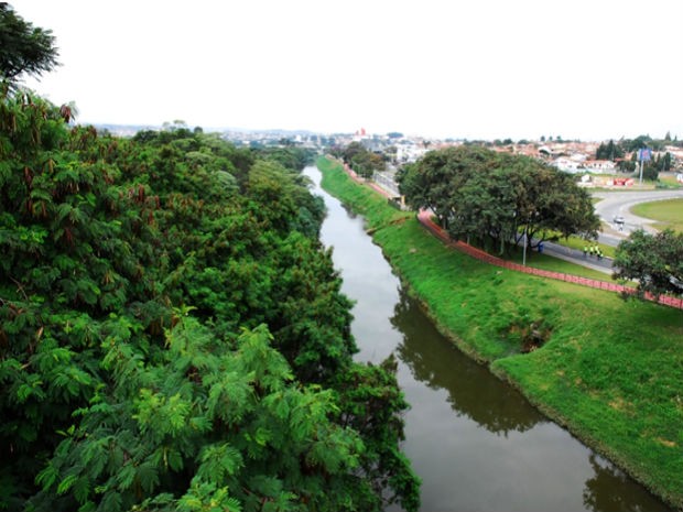 A cor marrom do rio Sorocaba demonstra a qualidade da água do manancial (Foto: Divulgação/Saee Sorocaba)