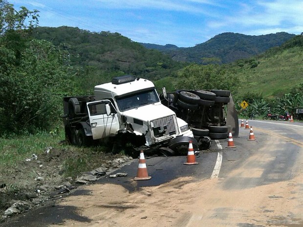 Carro se chocou contra caminhão em Itariri, no Vale do Ribeira (Foto: Eduardo Pires/Arquivo Pessoal)