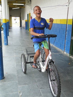 Raphael chega na escola de bicicleta (Foto: Mariane Rossi/G1) Raphael chega na escola de bicicleta (Foto: Mariane Rossi/G1)