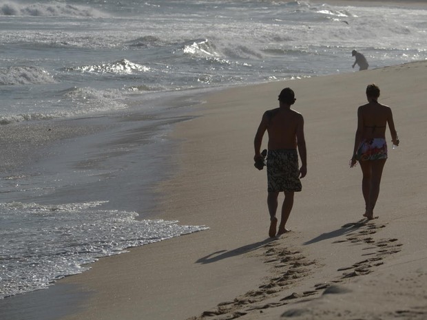 Luciano Szafir e Luhanna Melloni, grávida, em praia na Zona Oeste do Rio (Foto: Delson Silva/ Ag. News)