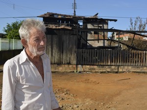 Avô do menino diz que o neto pergunta pelos brinquedos que foram queimados no incêndio (Foto: Franciele do Vale/G1)