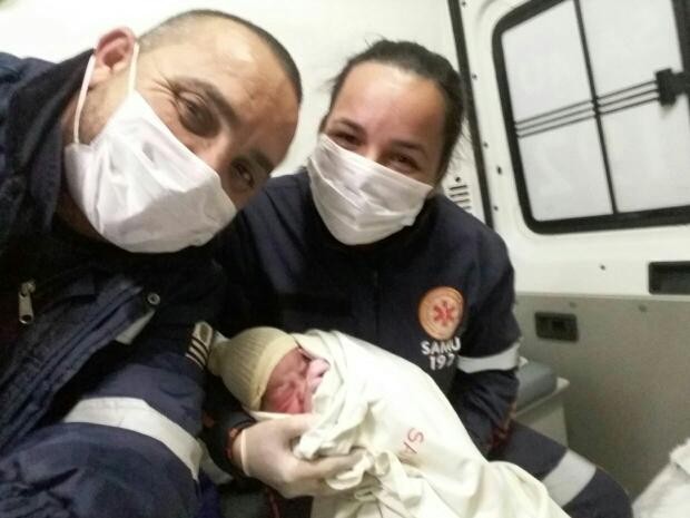 Recém-nascido com a técnica de enfermagem e o médico logo após o nascimento (Foto: José Eurides Leite/Arquivo Pessoal)