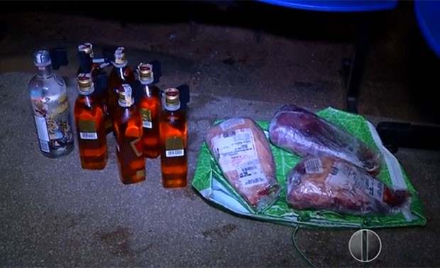Dentro da sacola, foram encontradas três peças de picanha, seis garrafas de uísque e uma de vodca (Foto: Reprodução/Inter TV Cabugi)