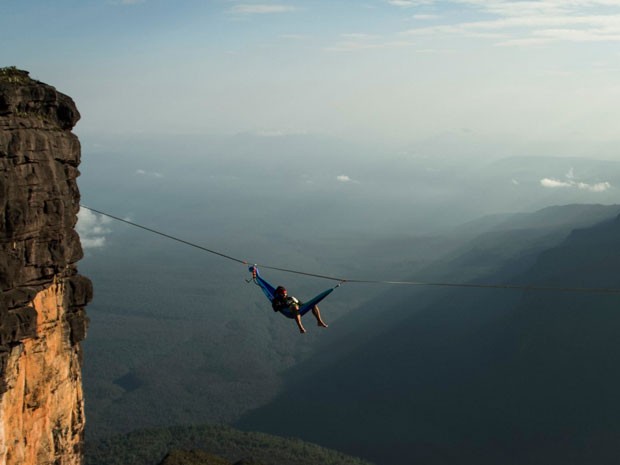 Guilherme relaxa em rede no monte Roraima, na Venezuela (Foto: Victor Rodrigues)