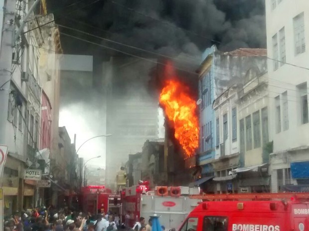 Incêndio atinge loja na Senador Pompeu, Centro do Rio (Foto: Whatsapp RJTV)