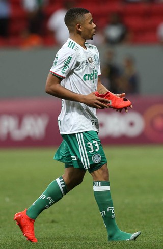 Jesus faz falta, mas ainda busca 1º gol em clássico