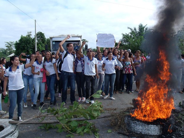 estudantes fecham a br-330 (Foto: Blog Giro em Ipiaú / Divulgação)