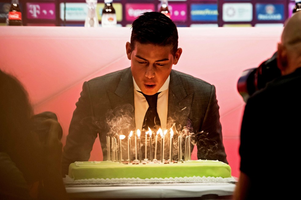 James recebeu um bolo por seu aniversário de 26 anos, comemorado nesta quarta (Foto: Efe)