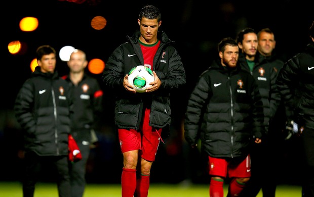 Cristiano Ronaldo ganha a bola do jogo Portugal (Foto: Getty Images)