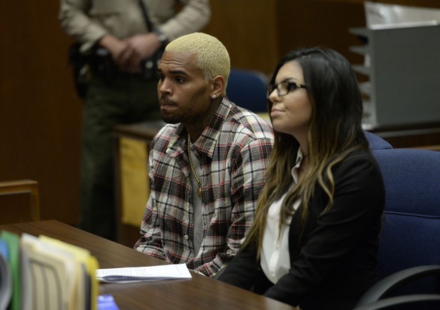 Chris Brown em audiência (Foto: Reuters)
