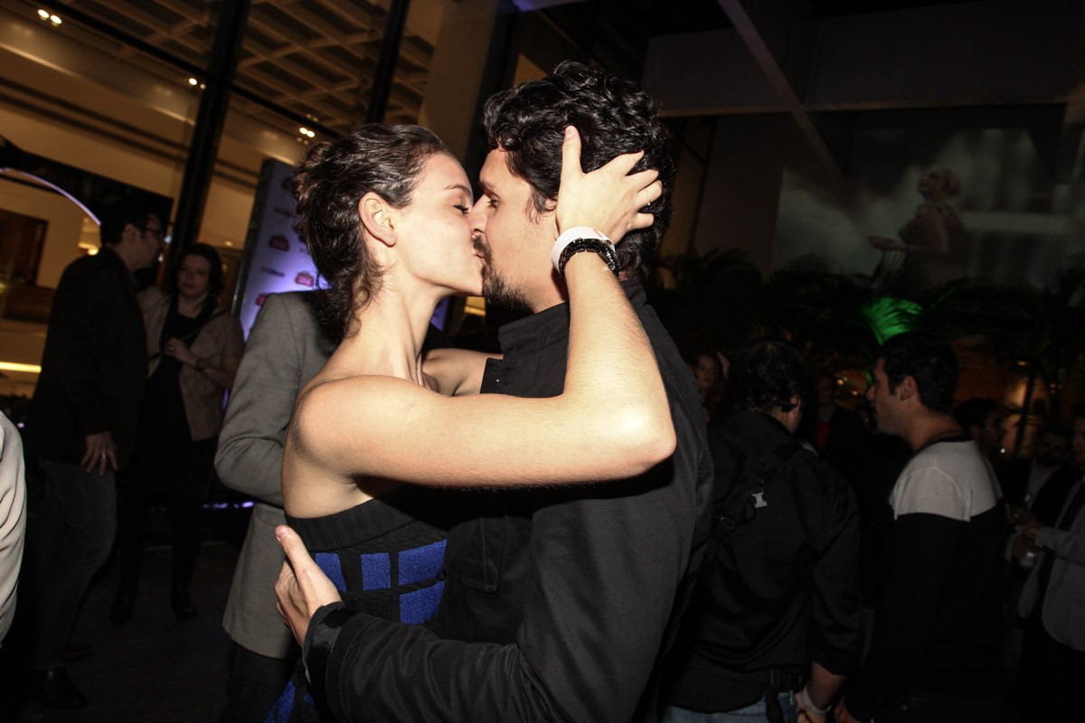 Felipe Solari beija Laura Neiva (Foto: Manuela Scarpa/Foto Rio News)
