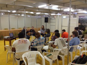 Estudantes americanos em encontro com entidades ambientais do Amapá (Foto: John Pacheco/G1)