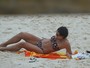 Juliana Knust exibe boa forma em tarde na praia