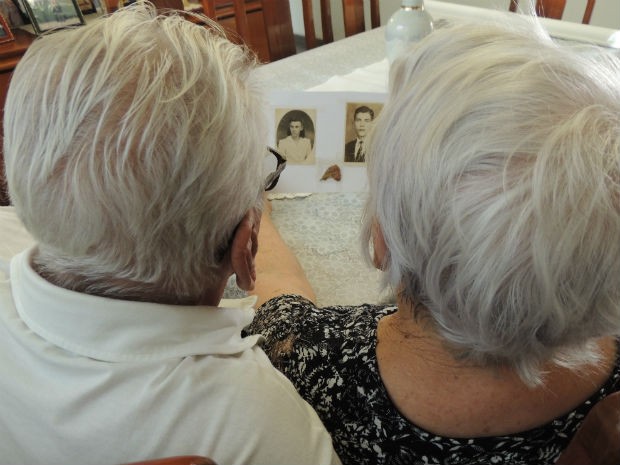 Juntos há 72 anos, casal ainda guarda cravo do 1° ano de namoro (Foto: Ana Elisa Raszl)