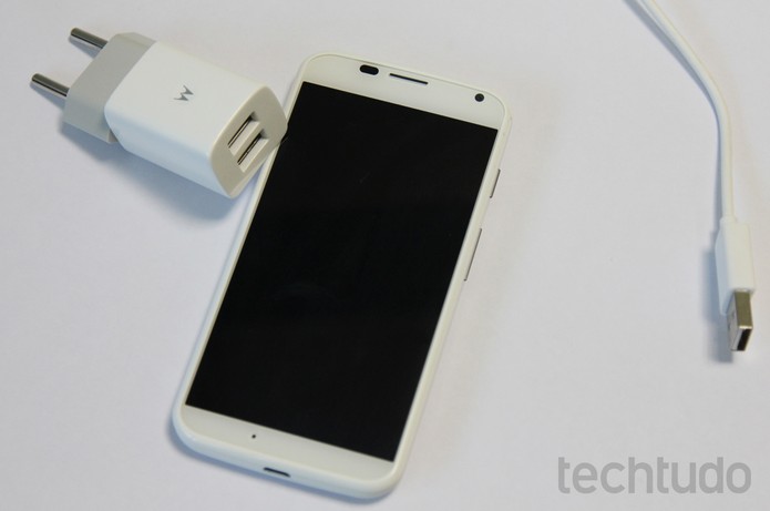 Carregador que acompanha o Moto X tem entrada para dois cabos USB (Foto: Elson de Souza/TechTudo) Carregador que acompanha o Moto X tem entrada para dois cabos USB (Foto: Elson de Souza/TechTudo)