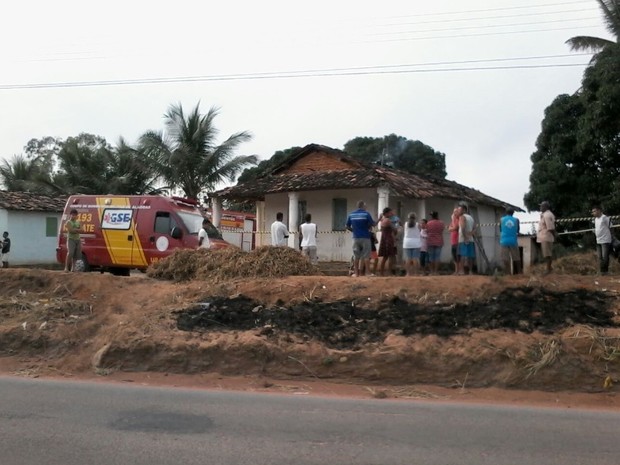 Esposa e enteado do suspeito morreram carnonizados no local (Foto: Rubem Lopes/TV Gazeta)