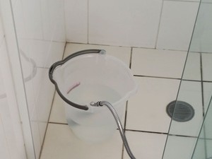 Balde pode ser usado para armazenar água do chuveiro enquanto a água é aquecida