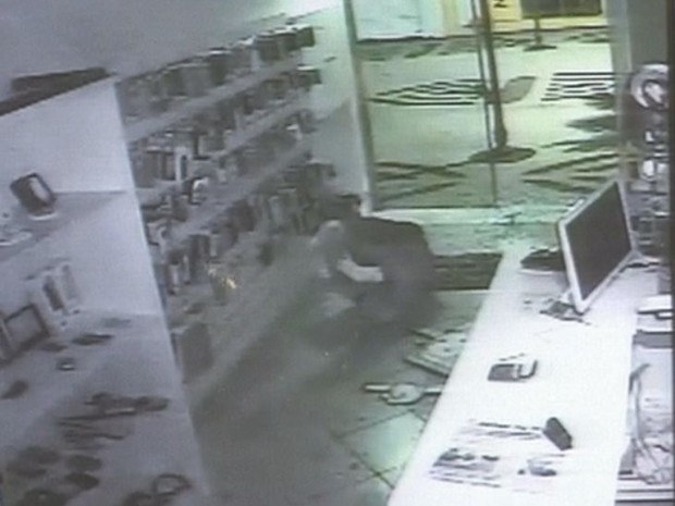 Depois de bater na porta de vidro, o ladrão caiu no chão  (Foto: Reprodução / TV TEM)