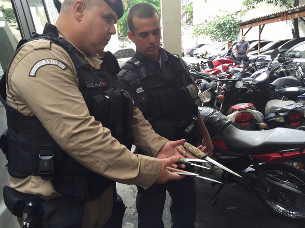 Guarda Municipal mostra facas apreendidas (Foto: Henrique Coelho/G1)