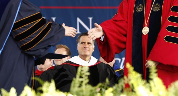 O provável candidato republicano à presidência dos EUA, Mitt Romney, durante cerimônia na Liberty University, em Lynchburg, Virgínia, neste sábado (12) (Foto: AP)
