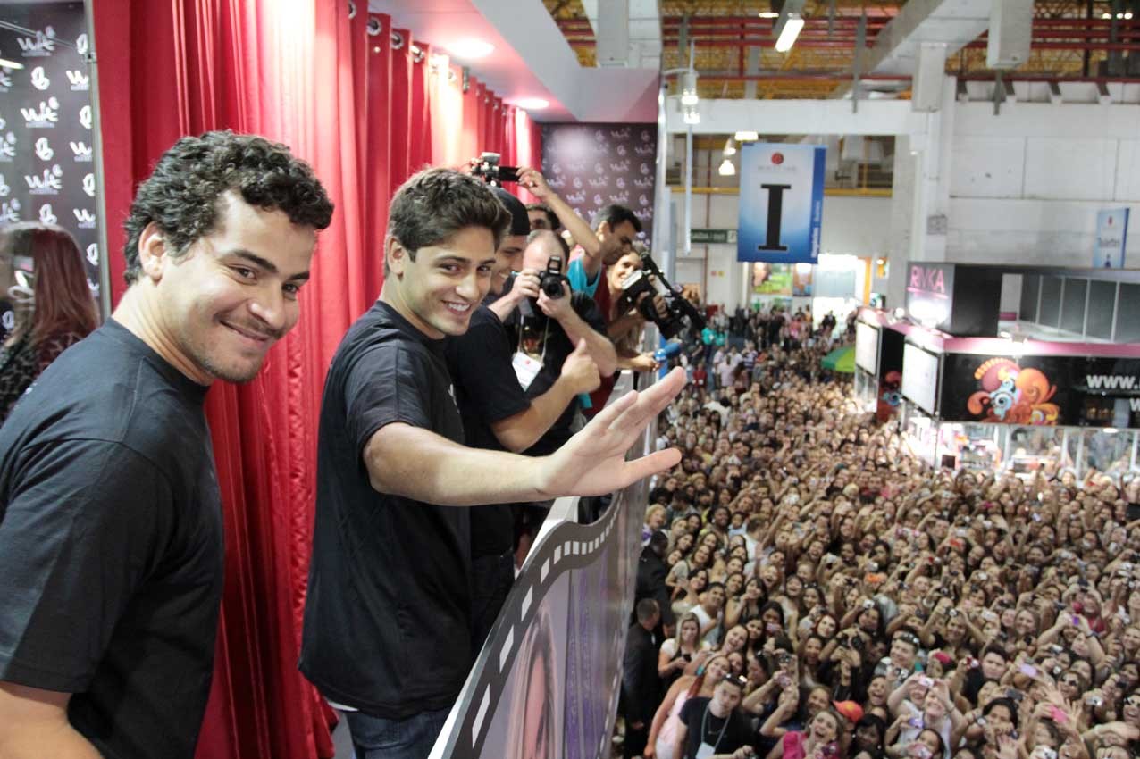 Os atores de "Avenida Brasil" foram cercados pelos fãs (Foto:  Orlando Oliveira e Danilo Carvalho / AgNews  )