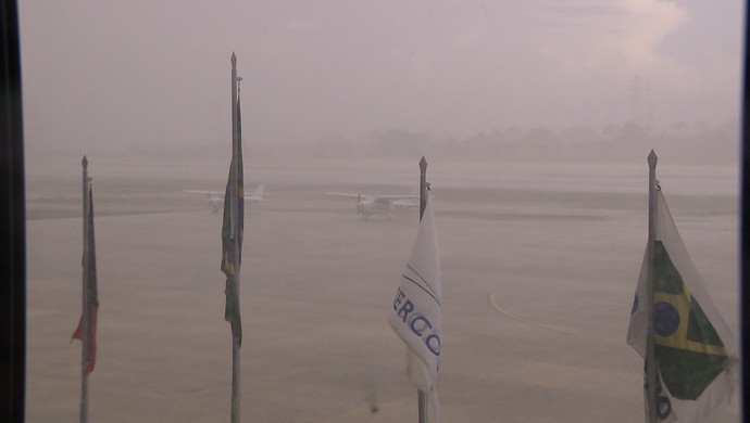 Chuvas aeoporto Campina Grande (Foto: Reprodução / TV Paraíba)