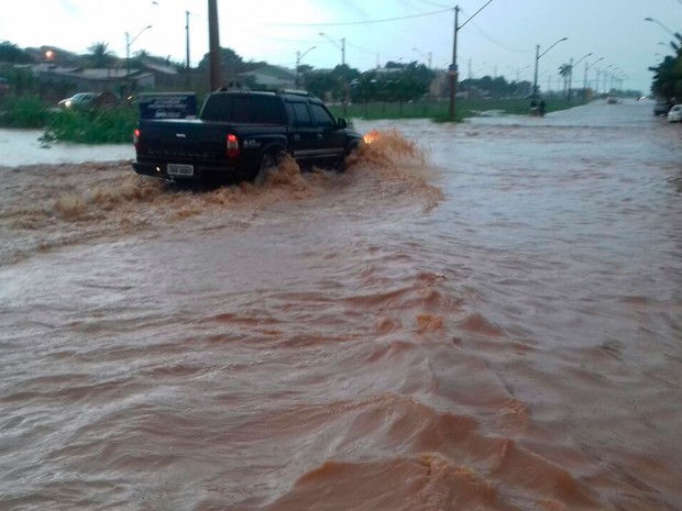 Chuva alagou ruas e inundou casas em Luís Eduardo Magalhães (Foto: Edivaldo Braga/Blog Braga)