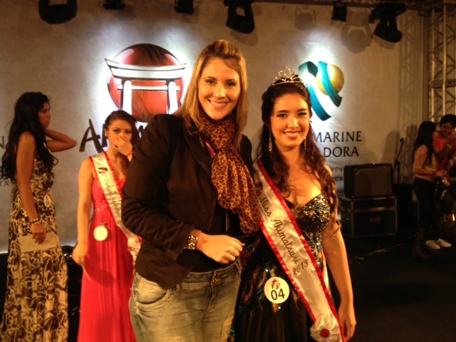 Jessica Leão e a vencedora do Miss Akimatsuri 2013 (Foto: Reprodução / TV Diário)