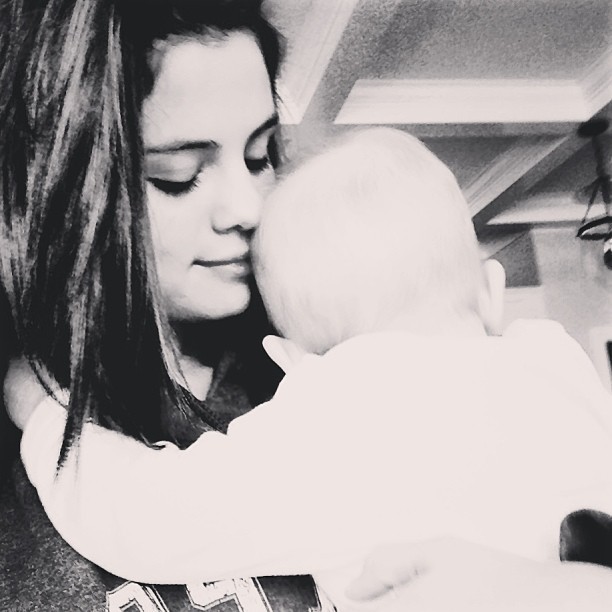 Selena com a irmã, Gracie (Foto: Reprodução)