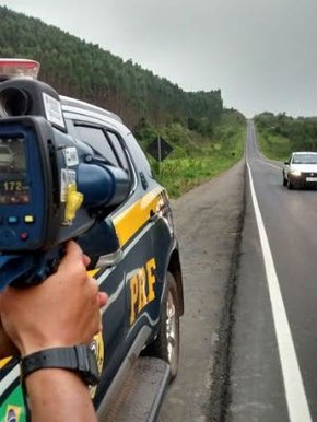 Somente neste ano na BA, radares móveis flagraram 9.955 imagens de veículos com excesso de velocidade (Foto: Divulgação/PRF)