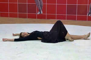 Bruna descansa no ensaio com Átila Amaral (Foto: Domingão do Faustão/ TV Globo)