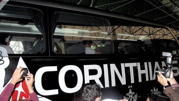 ônibus desembarque Corinthians (Foto: Rodrigo Faber)