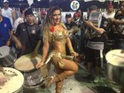 Com fantasia dourada, Tati Minerato cai no samba em ensaio