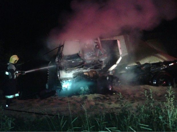 Caminhão pega fogo após ser atingido por trem em rodovia de Goiás (Foto: Divulgação/Corpo de Bombeiros)