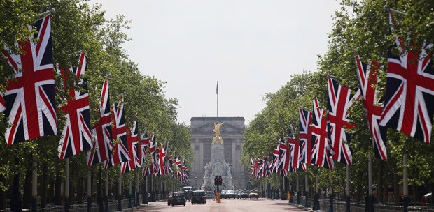 Bandeiras em frente ao palácio de Buckingham, em Londres, para a celebração dos 60 anos de reinado de Elizabeth II (Foto: AFP PHOTO / JUSTIN TALLIS)