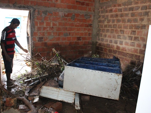Rodrigues mostra os escombros que água trouxe para dentro de sua casa. (Foto: Gilcilene Araújo/ G1) Rodrigues mostra os escombros que água trouxe para dentro de sua casa. (Foto: Gilcilene Araújo/ G1)