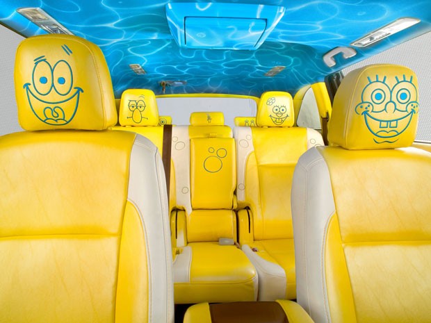 Outros personagens da série animada Bob Esporja tambpem decoram o interior do Toyota Highlander  (Foto: Divulgação)
