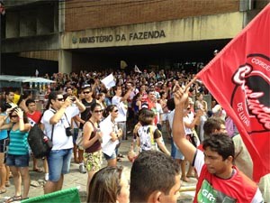 Professores, servidores e estudantes protestaram em João Pessoa (Foto: Walter Paparazzo/G1)