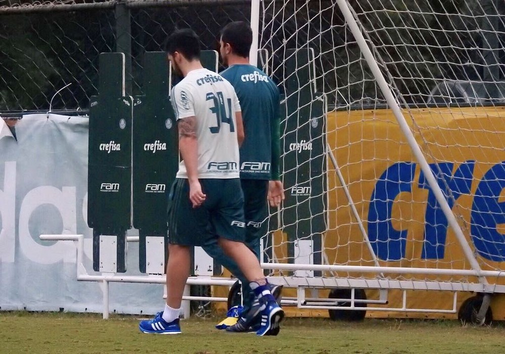  Em recuperação, Luan aparece no gramado da Academia do Palmeiras