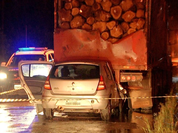 G1 Motorista morre após carro bater em carreta estacionada em Mato