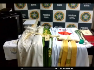 Polícia encontrou pertences de Dom Orani dentro do carro roubado (Foto: Reprodução/ TV Globo)