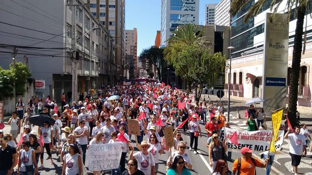 Professores da rede estadual fazem  manifestação pelas ruas de Curitiba (Foto: APP Sindicato/Divulgação)