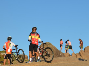 Fazer trilhas de bike é opção para conhecer Florianópolis (Foto: Michael Ojo/Divulgação)